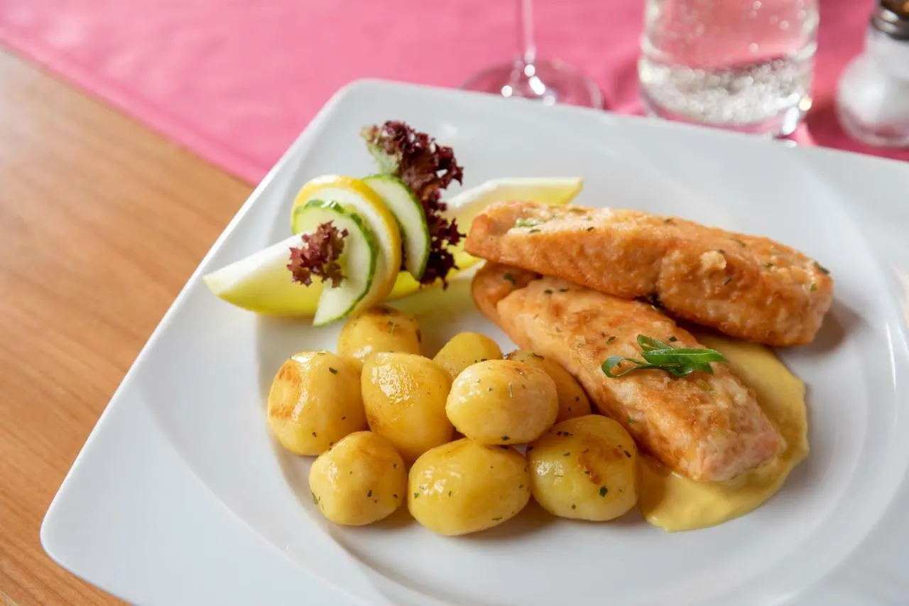 Hotel Hotel-Restaurant Straussen Harburg